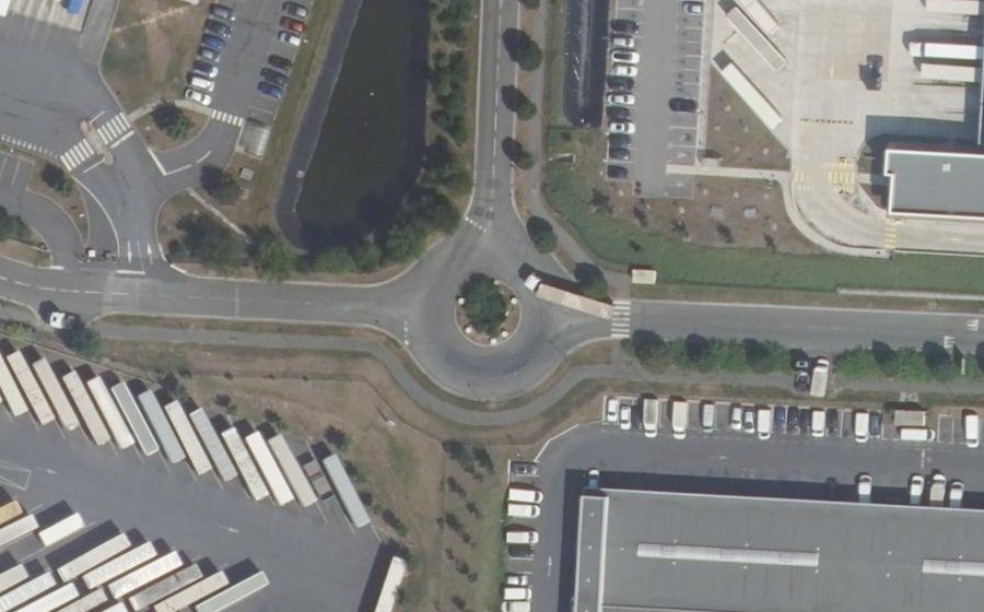 Vue aérienne du Rond-point anonyme n°373170919
