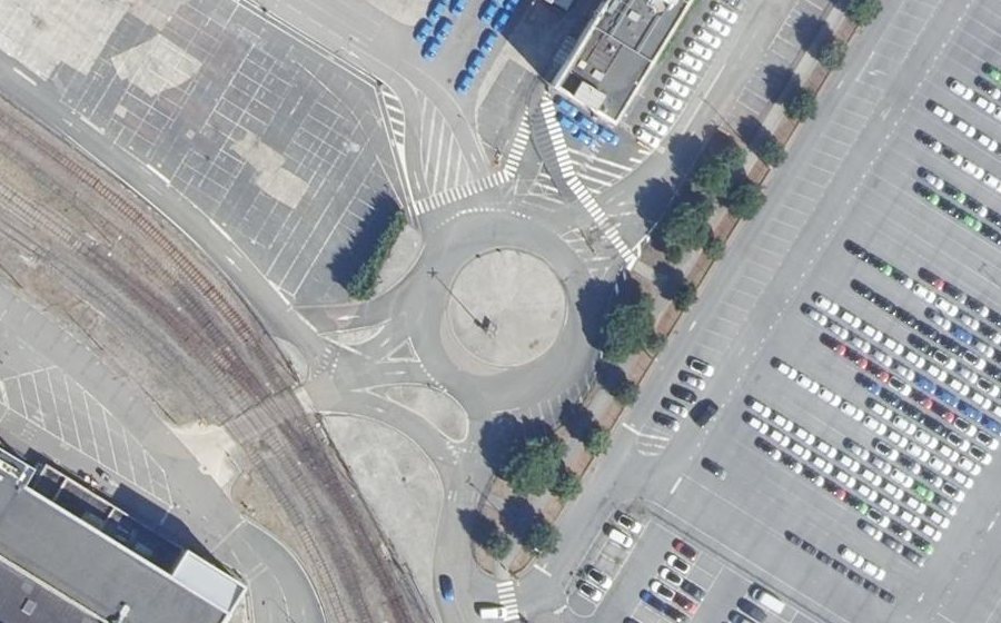 Vue aérienne du Rond-point anonyme n°373177565