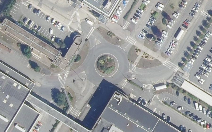 Vue aérienne du Rond-point anonyme n°373368313