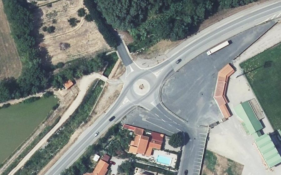 Vue aérienne du Rond-point anonyme n°373391021