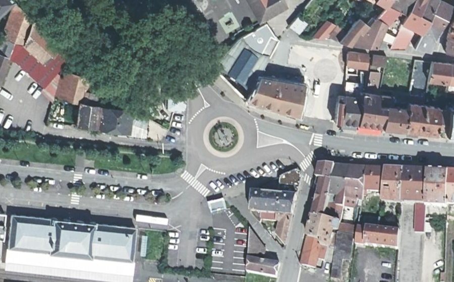 Vue aérienne du Rond-point anonyme n°37340122