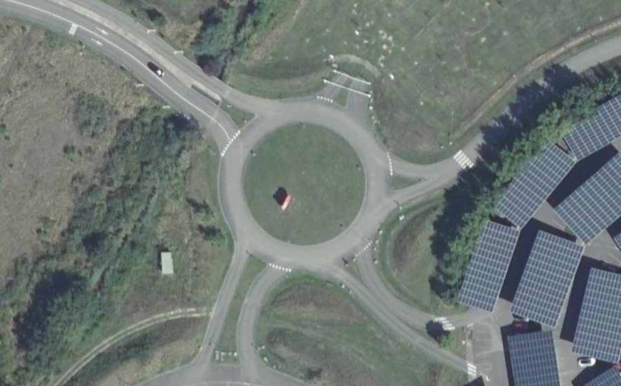 Vue aérienne du Rond-point anonyme n°37343118