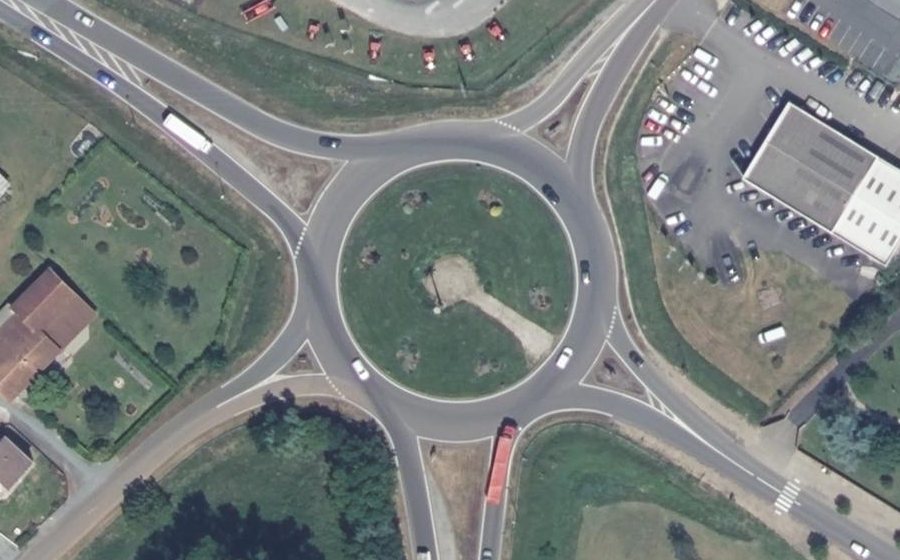 Vue aérienne du Rond-point anonyme n°37349450
