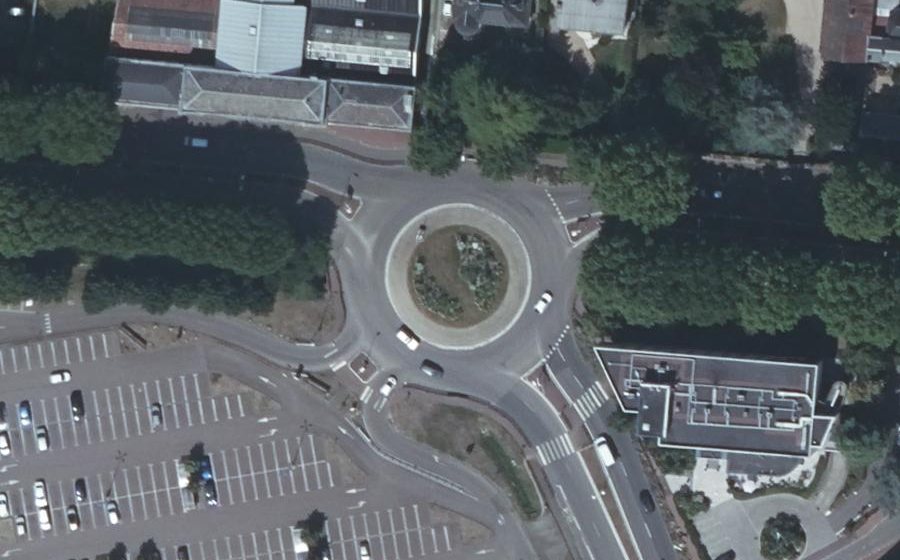 Vue aérienne du Rond-point anonyme n°373608348