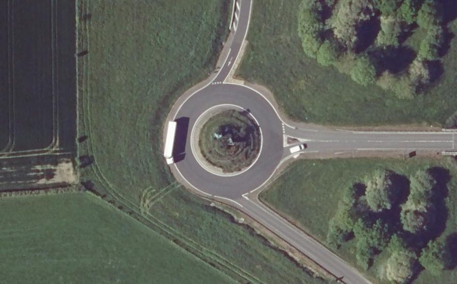 Vue aérienne du Rond-point anonyme n°37369301