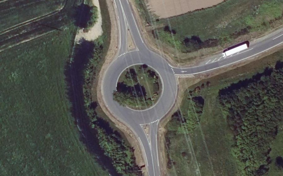 Vue aérienne du Rond-point anonyme n°37369555