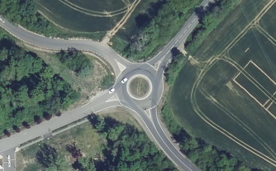 Vue aérienne du Rond-point anonyme n°373720938