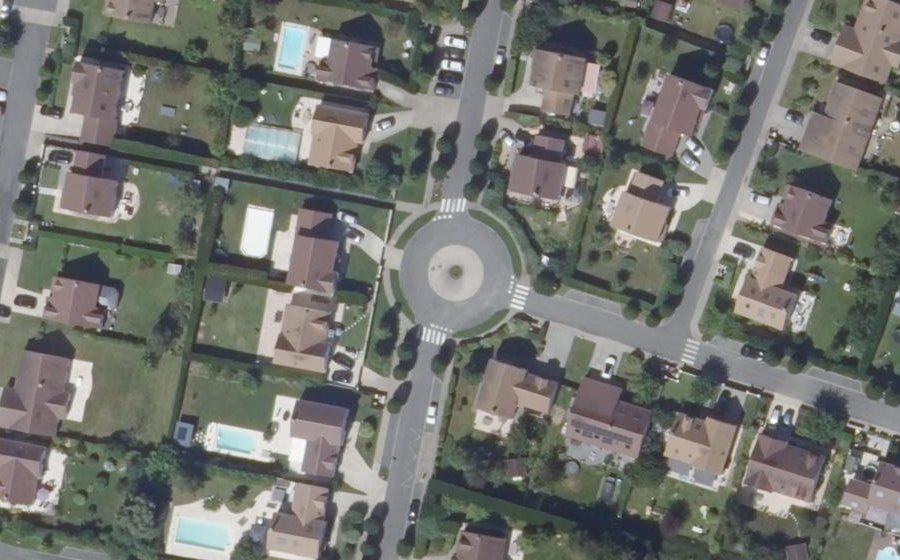 Vue aérienne du Rond-point anonyme n°373754874