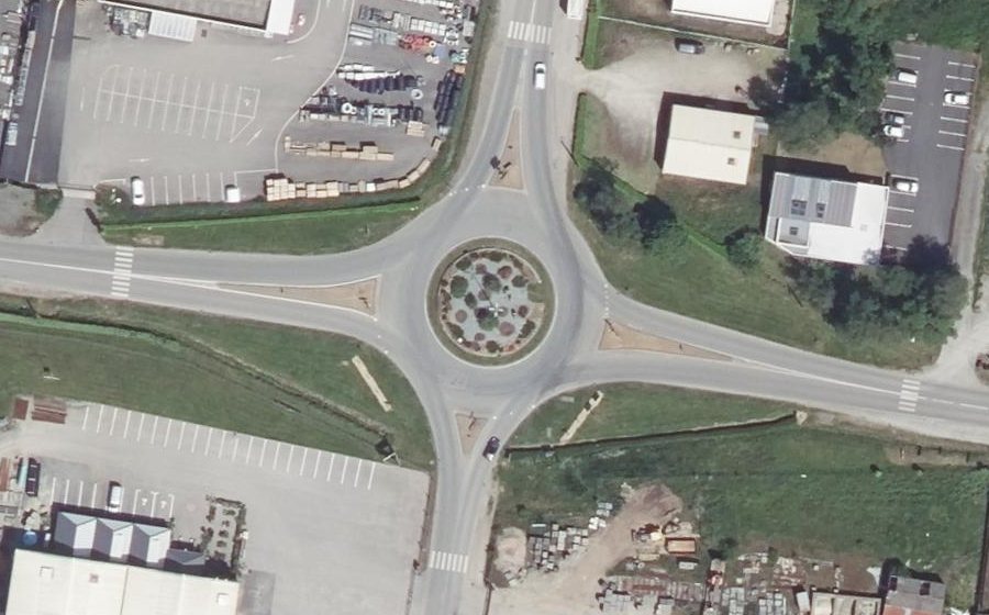 Vue aérienne du Rond-point anonyme n°373790057