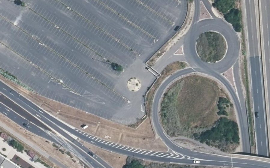 Vue aérienne du Rond-point anonyme n°373795392