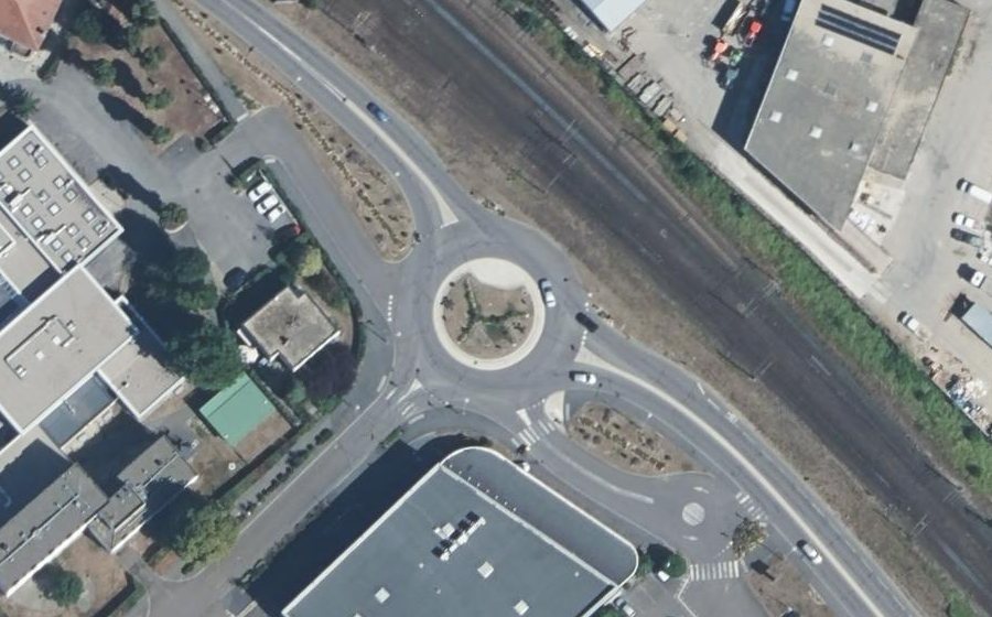 Vue aérienne du Rond-point anonyme n°373799801