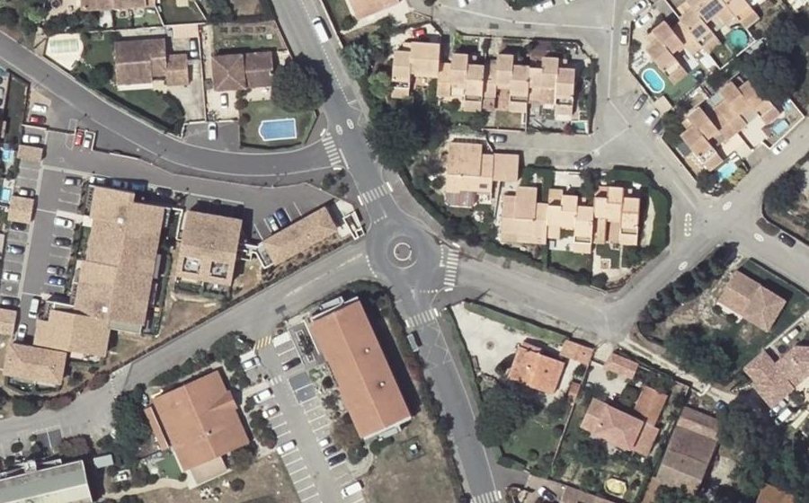 Vue aérienne du Rond-point anonyme n°37380640