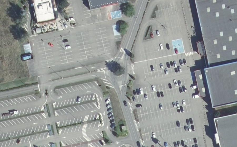 Vue aérienne du Rond-point anonyme n°37390799
