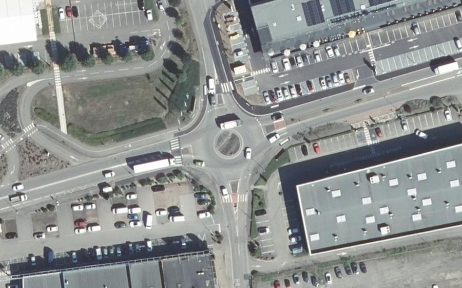 Vue aérienne du Rond-point anonyme n°37392052