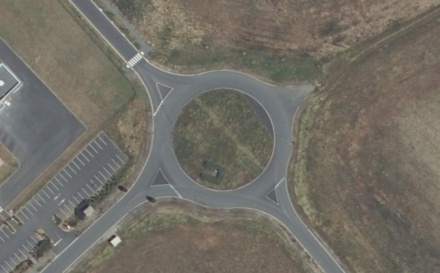 Vue aérienne du Rond-point anonyme n°373929849