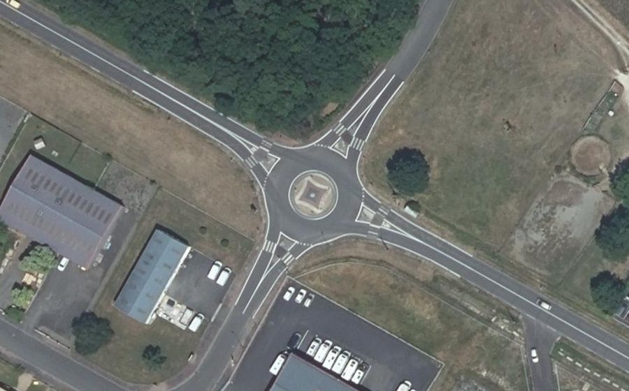 Vue aérienne du Rond-point anonyme n°374065620