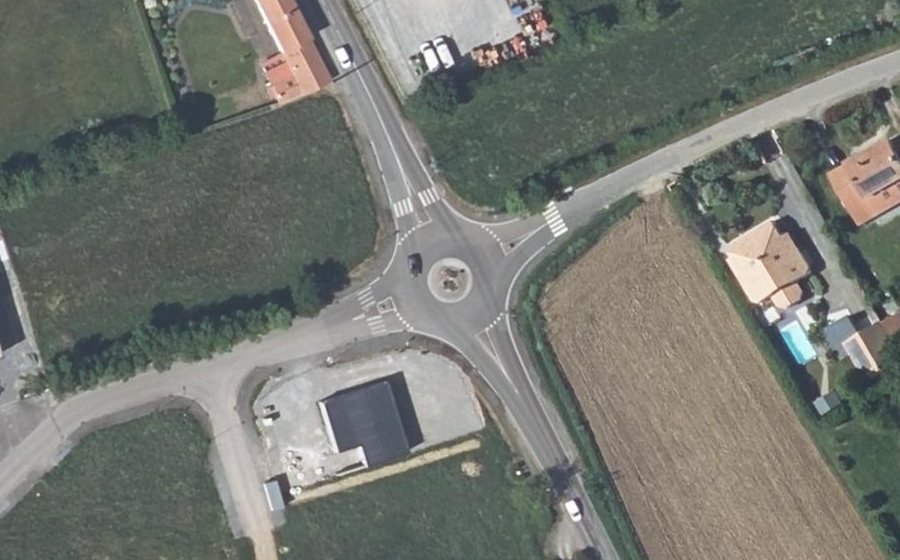 Vue aérienne du Rond-point anonyme n°374077520