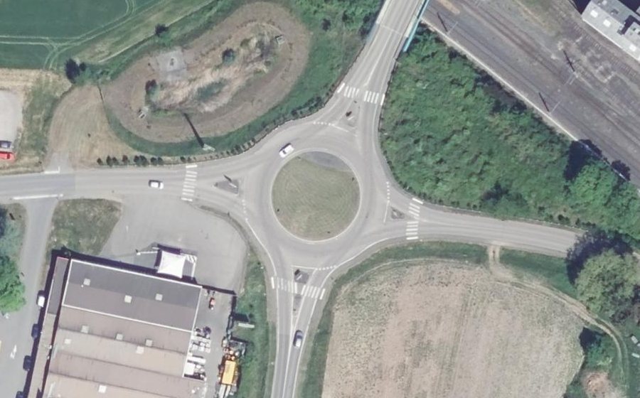 Vue aérienne du Rond-point anonyme n°374077795