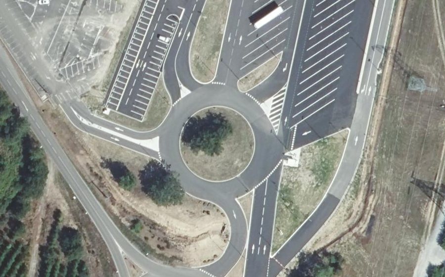 Vue aérienne du Rond-point anonyme n°374106028