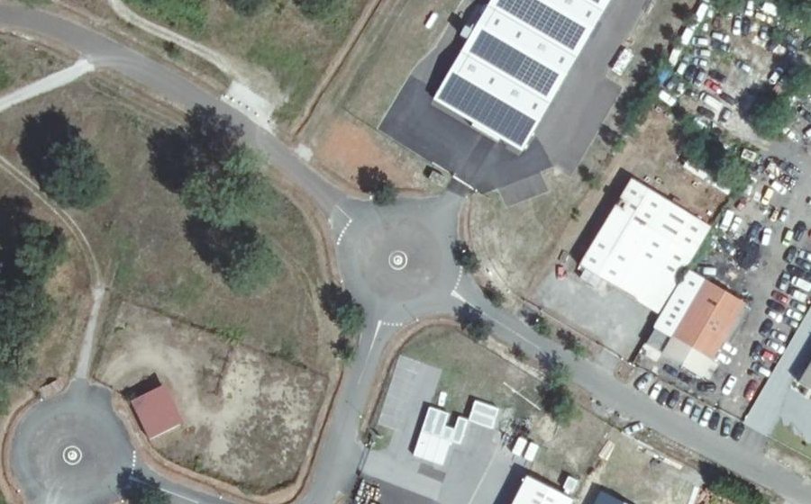 Vue aérienne du Rond-point anonyme n°374106032
