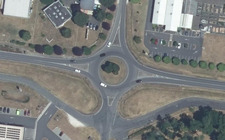 Vue aérienne du Rond-point anonyme n°374137955