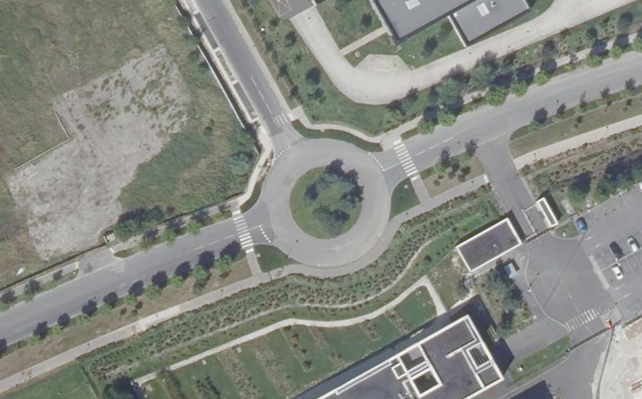 Vue aérienne du Rond-point anonyme n°374333326