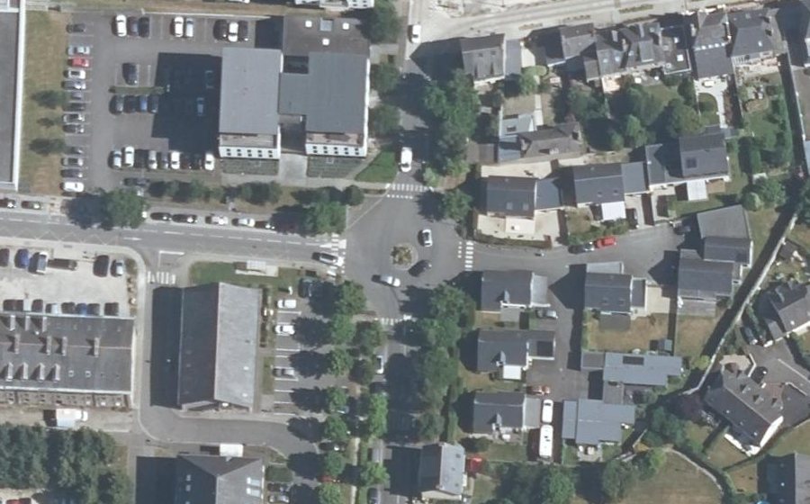 Vue aérienne du Rond-point anonyme n°374409267