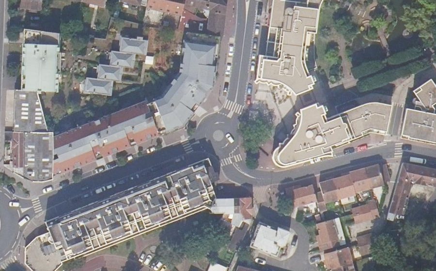 Vue aérienne du Rond-point anonyme n°374456897