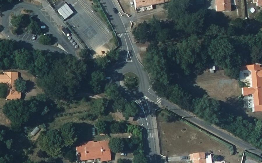 Vue aérienne du Rond-point anonyme n°37448680