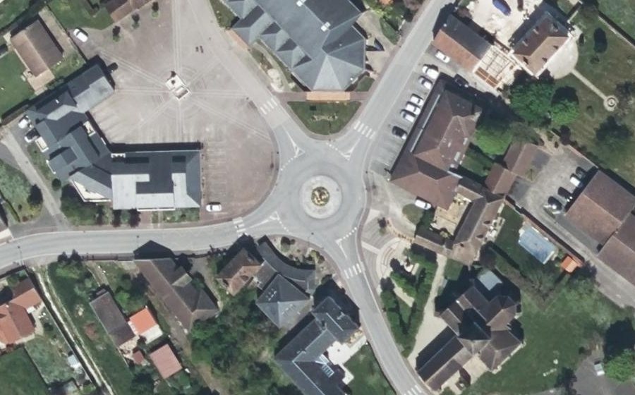 Vue aérienne du Rond-point anonyme n°374532908