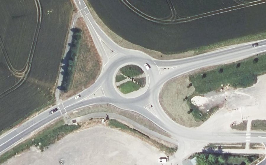Vue aérienne du Rond-point anonyme n°374547333