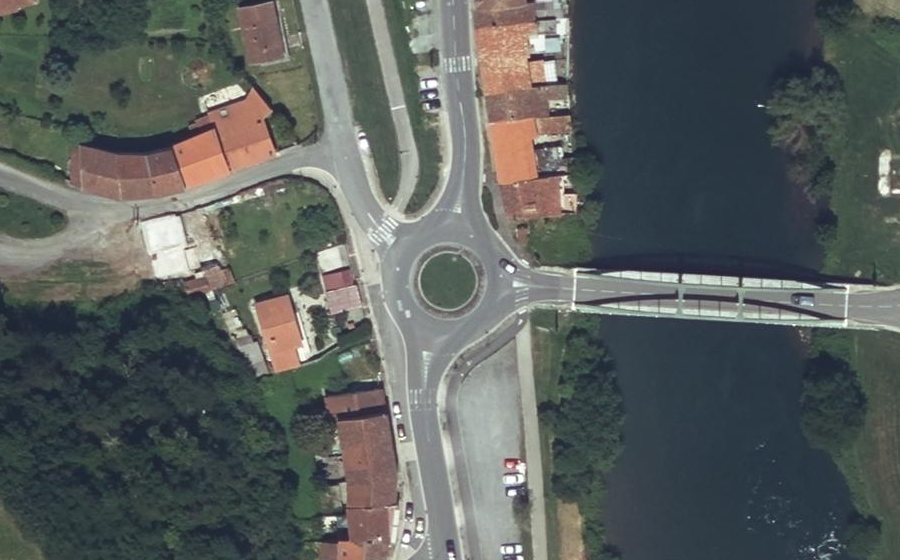 Vue aérienne du Rond-point anonyme n°374613765