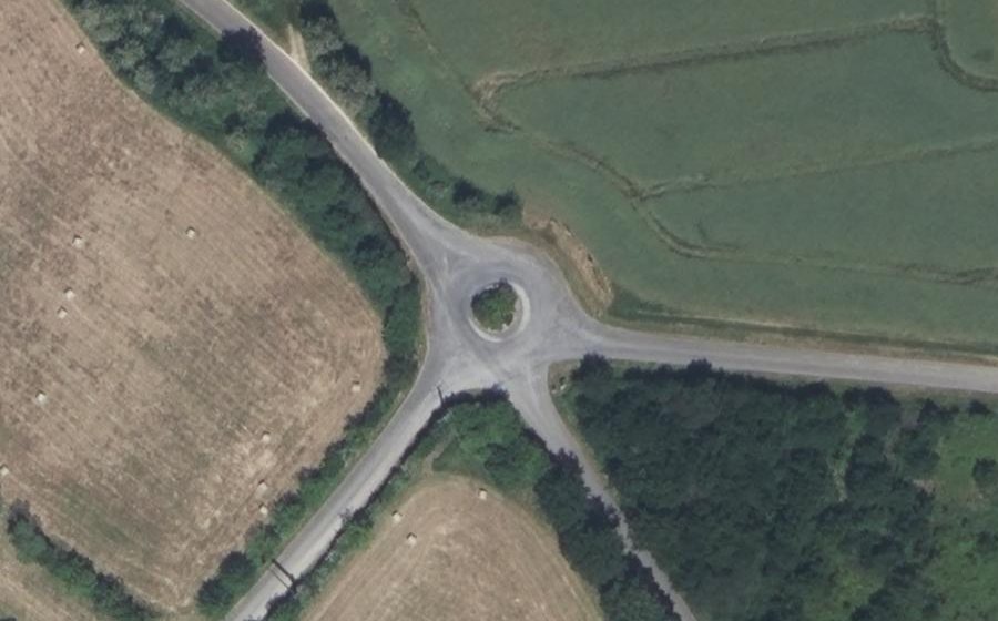 Vue aérienne du Rond-point anonyme n°374792842