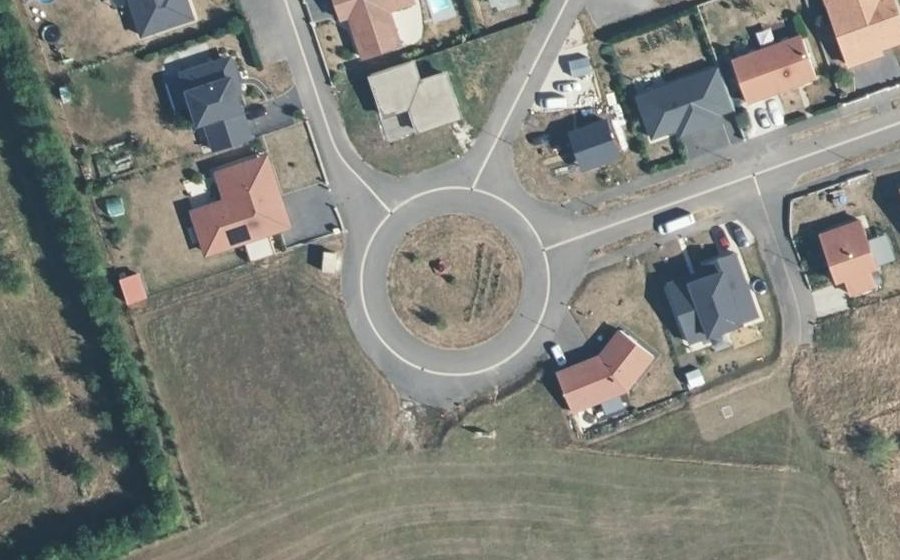 Vue aérienne du Rond-point anonyme n°374827673