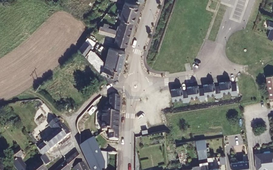 Vue aérienne du Rond-point anonyme n°374869928