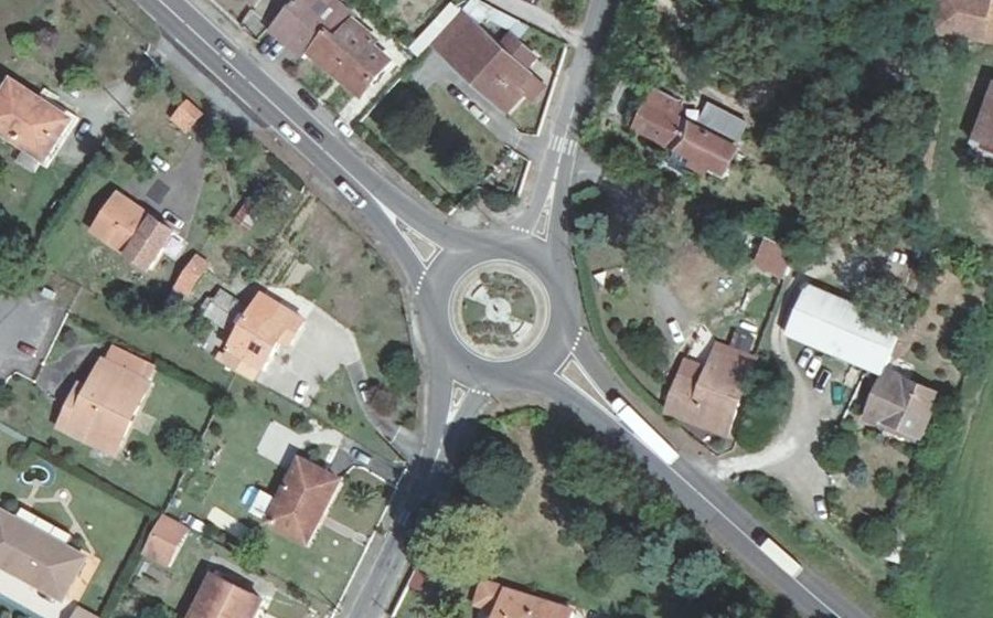 Vue aérienne du Rond-point anonyme n°374876620