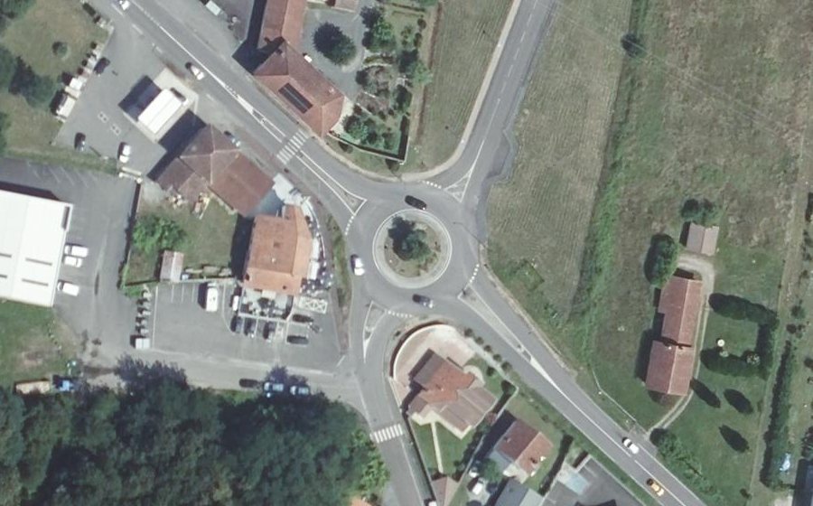 Vue aérienne du Rond-point anonyme n°374876621