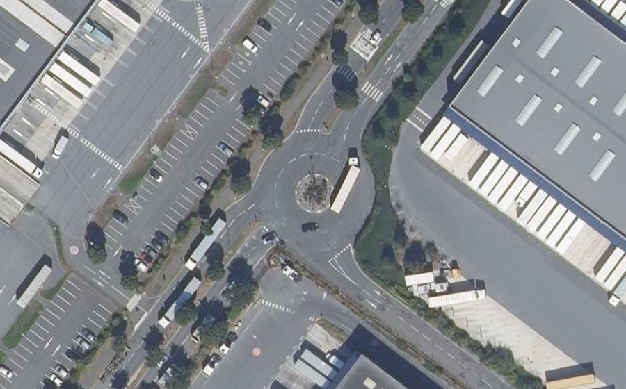 Vue aérienne du Rond-point anonyme n°374877111