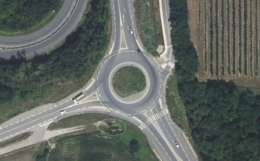 Vue aérienne du Rond-point anonyme n°374886615