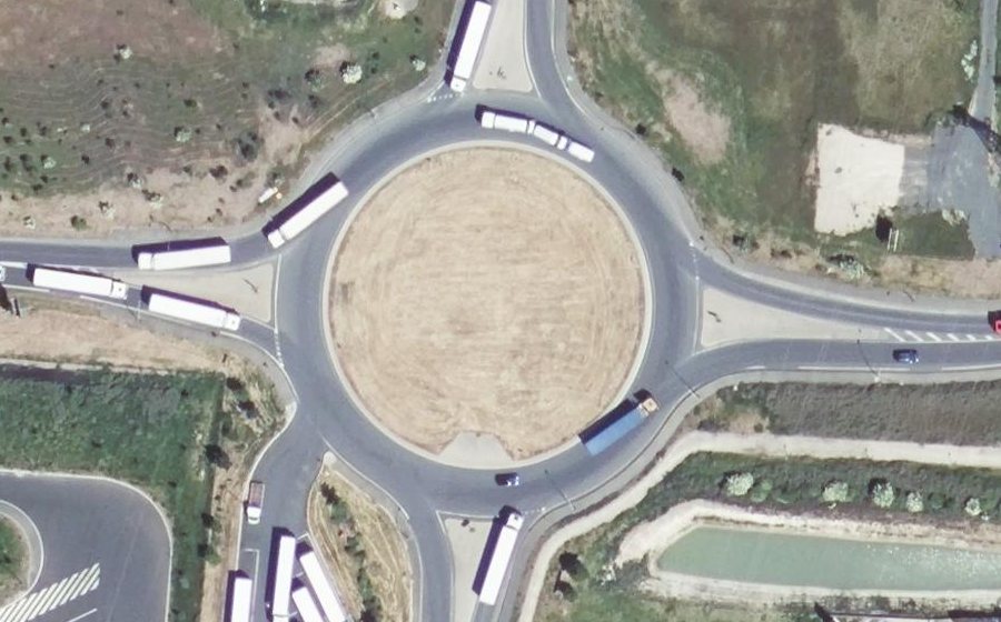 Vue aérienne du Rond-point anonyme n°374930601
