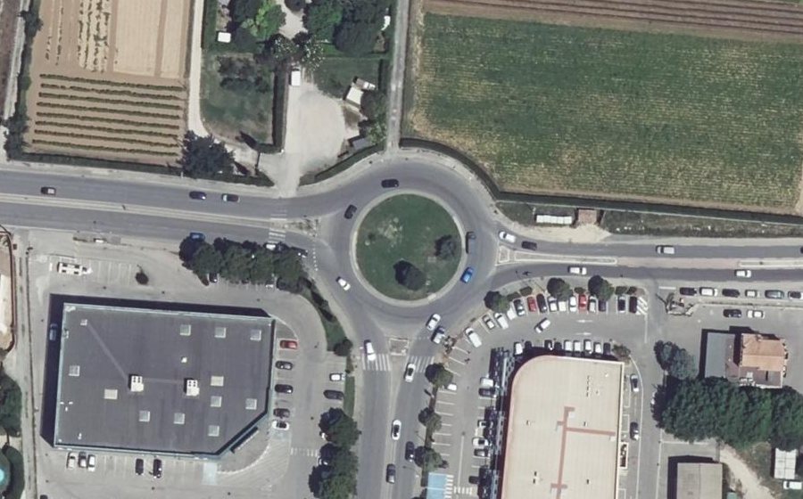 Vue aérienne du Rond-point anonyme n°374944625