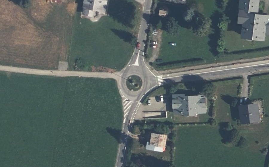 Vue aérienne du Rond-point anonyme n°375067132