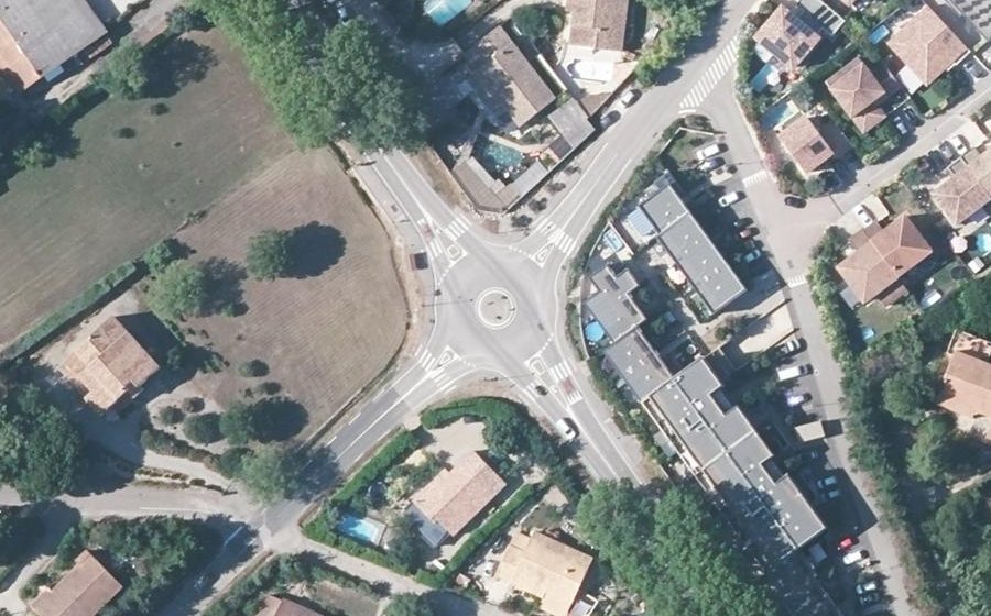 Vue aérienne du Rond-point anonyme n°375102696