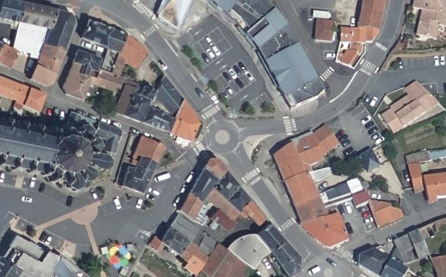 Vue aérienne du Rond-point anonyme n°37520054