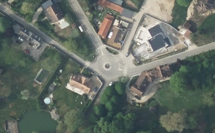 Vue aérienne du Rond-point anonyme n°375209161