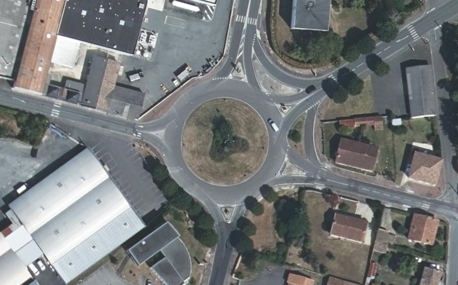 Vue aérienne du Rond-point anonyme n°37525462