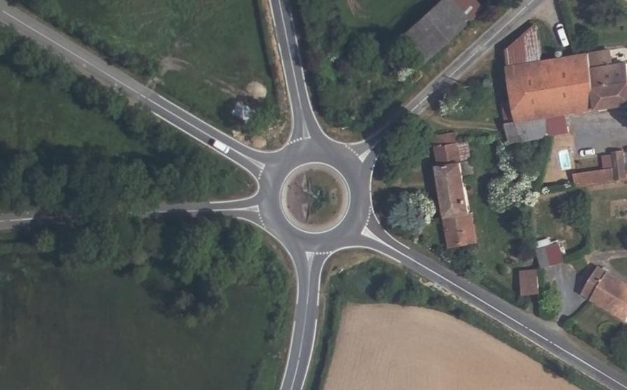 Vue aérienne du Rond-point anonyme n°37527611