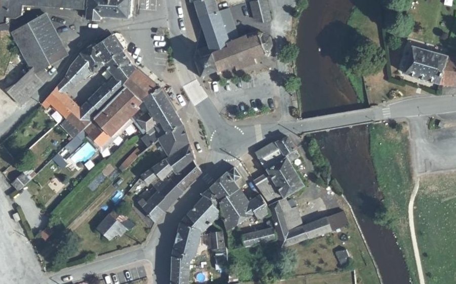 Vue aérienne du Rond-point anonyme n°375286697
