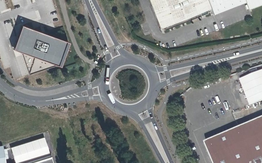 Vue aérienne du Rond-point anonyme n°375333872