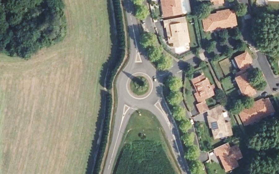 Vue aérienne du Rond-point anonyme n°375356647